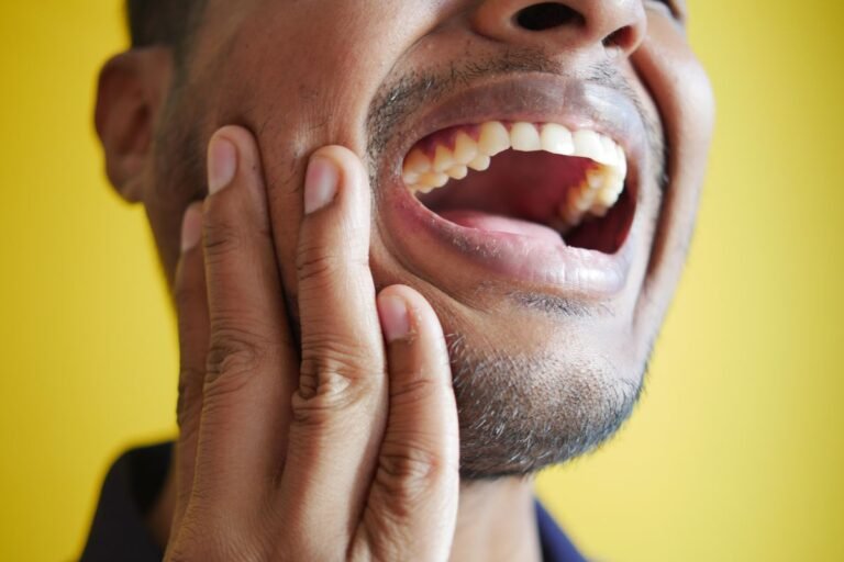 ألم الفك: الأسباب والعلاج